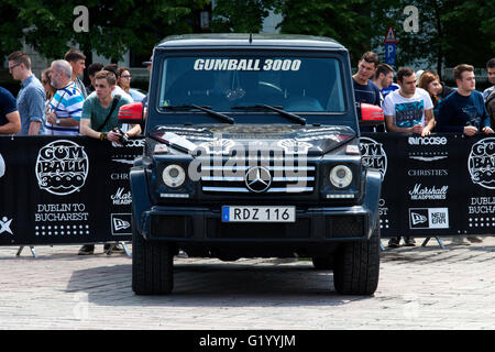 Super cars dell'esclusivo Gumboil 3000 parcheggiato di fronte al parlamento rumeno. Gumball è una celebrità internazionali rally Foto Stock