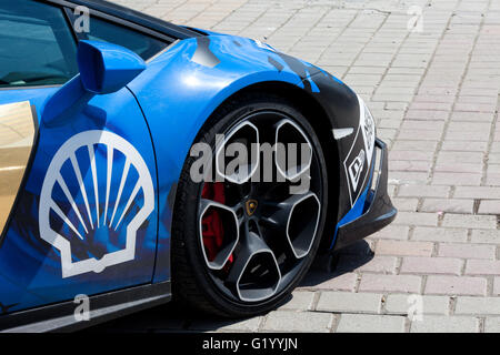 Super cars dell'esclusivo Gumboil 3000 parcheggiato di fronte al parlamento rumeno. Gumball è una celebrità internazionali rally Foto Stock