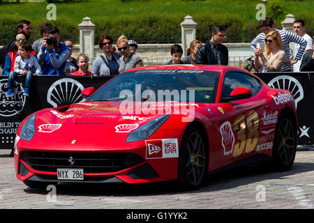 Super cars dell'esclusivo Gumboil 3000 parcheggiato di fronte al parlamento rumeno. Gumball è una celebrità internazionali rally Foto Stock