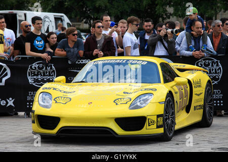 Super cars dell'esclusivo Gumboil 3000 parcheggiato di fronte al parlamento rumeno. Gumball è una celebrità internazionali rally Foto Stock