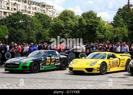 Super cars dell'esclusivo Gumboil 3000 parcheggiato di fronte al parlamento rumeno. Gumball è una celebrità internazionali rally Foto Stock