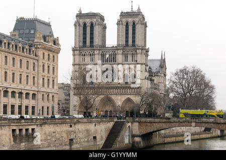 Cathédrale Notre-dame de Paris visto dal Pont Saint-Michel. Foto Stock