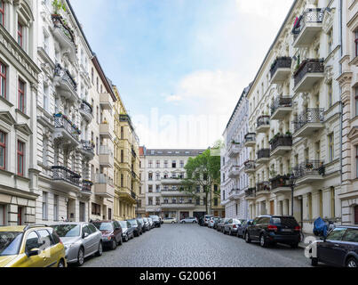 Tipico street view di appartamento tradizionali edifici e strade di ciottoli a Kreuzberg Berlino Germania Foto Stock