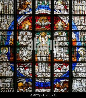 LIER, Belgio - 16 Maggio 2015: Vetrata (1450) in St Gummarus chiesa in Lier, Belgio, raffigurante l'Incoronazione di Ma Foto Stock