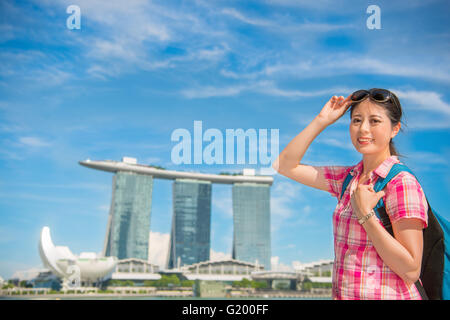 Felice Asia donna viaggi in Singapore, in prossimità di Marina Bay Sands Hotel Foto Stock
