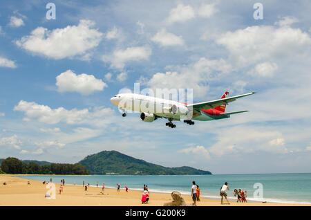 PHUKET - 5 maggio : Nordwind airlines aereo atterraggio all'Aeroporto Internazionale di Phuket, pista vicino alla spiaggia, il 5 maggio 2016 Phuke Foto Stock