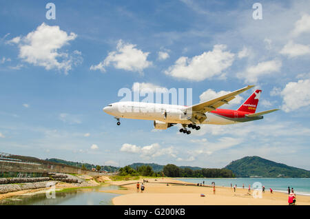 PHUKET - 5 maggio : Nordwind airlines aereo atterraggio all'Aeroporto Internazionale di Phuket, pista vicino alla spiaggia, il 5 maggio 2016 Phuke Foto Stock