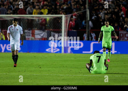 Raheem Sterling del Manchester City (R ) lamenti durante la UEFA Champions League Gruppo D partita di calcio tra Sevilla FC e Manchester City a Estadio Ramon Sanchez Pizjuan in Sevilla, Spagna, 3 novembre, 2015 Foto Stock