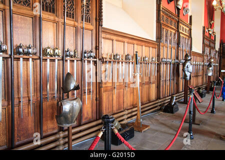 Le armature e le spade sul display interno della grande hall, il Castello di Edimburgo, Edinburgh, Foto Stock