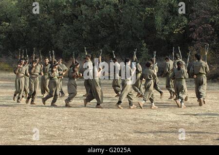 Femmina PKK curdo fighters durante l'addestramento militare in una propaganda foto rilasciata dal dei lavoratori del Kurdistan 22 maggio 2016 nel Kurdistan iracheno. Foto Stock