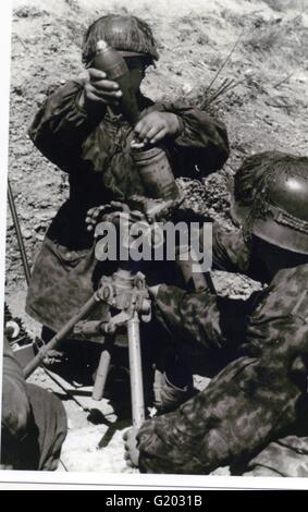 Waffen SS mortaio equipaggio in camuffamento Italia 1944 Foto Stock