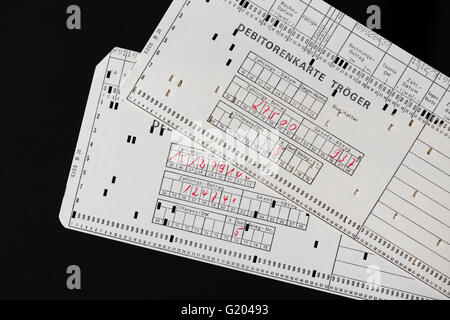 Computer schede perforate utilizzato per un tempestivo sistema contabile informatizzato (in esecuzione su una storica computer mainframe, circa 1970). Foto Stock