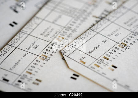 Computer schede perforate utilizzato per un tempestivo sistema contabile informatizzato (in esecuzione su una storica computer mainframe, circa 1970). Foto Stock