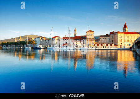 Il centro storico della città di Trogir in Dalmazia Foto Stock