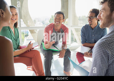 Creative business meeting persone in cerchio di sedie Foto Stock