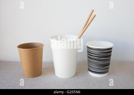 In bianco e nero e marrone caffè bicchieri di carta Foto Stock