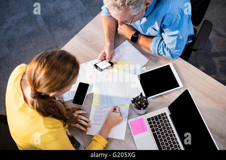 Due imprenditori analizzando i documenti Foto Stock