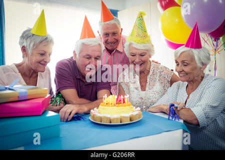 Gruppo di anziani per festeggiare un compleanno Foto Stock