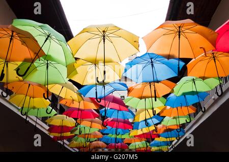 Decorazione di strada con colorati ombrelli aperti appesa sopra il vicolo. Kosice, la Slovacchia Foto Stock