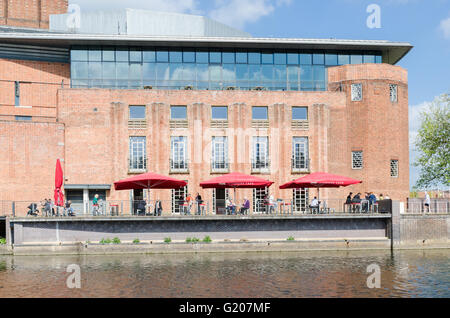 Il Royal Shakespeare Theatre sulla banca del fiume Avon a Stratford-upon-Avon, Warwickshire Foto Stock