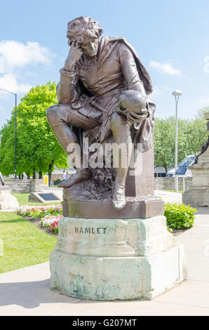 Statua di Amleto in Bancroft Giardini in Stratford-upon-Avon Foto Stock