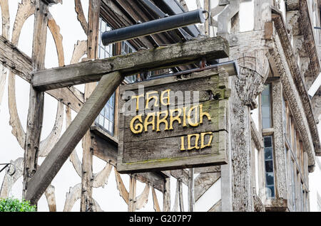 Vecchio cartello in legno per il Garrick Inn a Stratford-upon-Avon Foto Stock