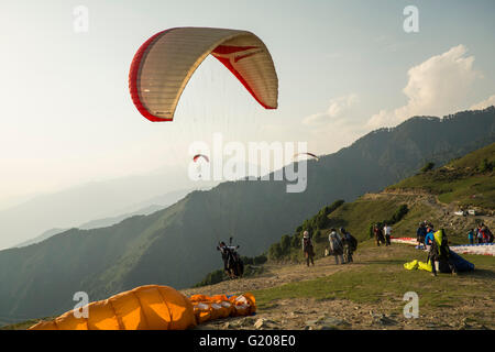 Un parapendio flyer è pronta per il decollo a Bir fatturazione, Himachal Pradesh Foto Stock