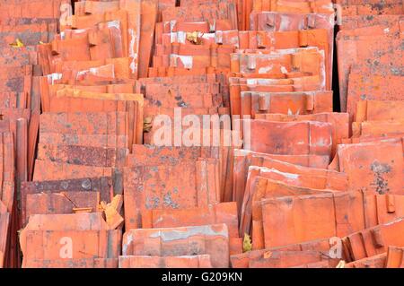 Pila di rossi in ceramica tegole del tetto Foto Stock