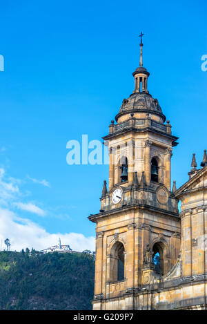 La guglia della cattedrale di primario a Bogotà, in Colombia con Monserrate visibile in background Foto Stock