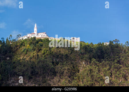 Vista di Monserrate chiesa in alto nelle Ande montagne che si affacciano a Bogota, Colombia Foto Stock