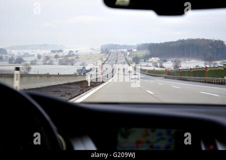 Il traffico pesante su strada in inverno in Germania Foto Stock