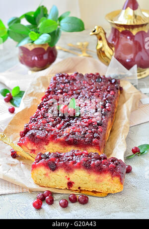 Aprire la torta con mirtilli rossi su un tavolo Foto Stock