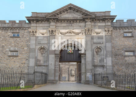 "Vieni Je Trouve' lo stemma sopra la porta d ingresso da parata nel castello di Kilkenny, nella Contea di Kilkenny, Irlanda. Foto Stock