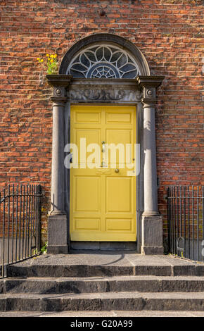 Georgian House con una porta di colore giallo e un ritaglio anteriore in Kilkenny, nella Contea di Kilkenny, Provincia di Leinster, Repubblica di Irlanda. Foto Stock