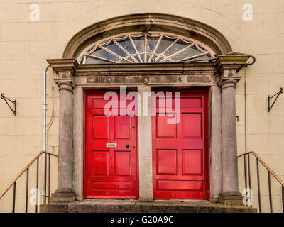 Georgian House con due porte rosse e un ritaglio anteriore in Kilkenny, nella Contea di Kilkenny, Provincia di Leinster, Repubblica di Irlanda. Foto Stock