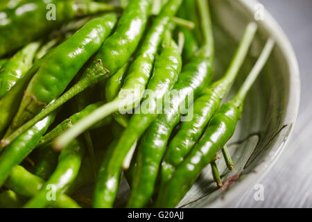 Piccoli peperoncini verdi, talvolta chiamato 'Thai' peperoncini rossi Foto Stock