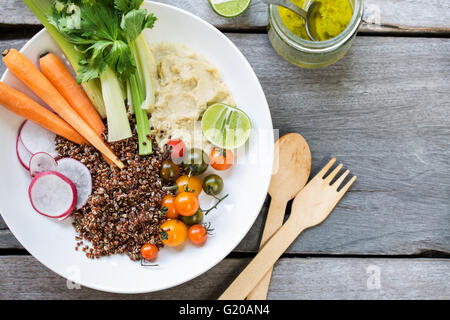 La quinoa con sedano fresco,Carota e hummus insalata Foto Stock