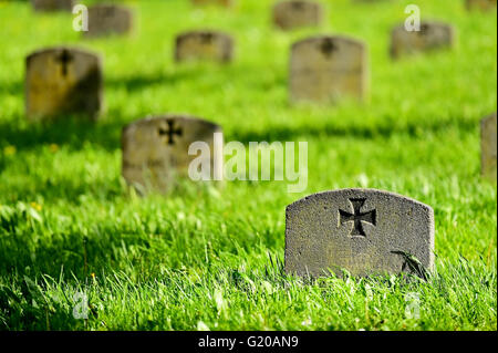 Pietra tombale di un ignoto soldato tedesco con la croce di ferro simbolo in un cimitero degli eroi Foto Stock