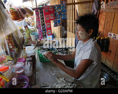 MYANMAR Hlaing Thayer, una delle baraccopoli della capitale Yangon dove le persone sono stati riposizionati dopo il 2008 Typhoon. MCHAN è attiva in questo settore con la sua comunità basata programma sanitario. Visitando la casa di San Taw Aye, 42, una donna con HIV. lei era alla soglia della morte con molto basso conteggio di sangue, ma ha migliorato notevolmente grazie a MCHAN l'attenzione. La sua piccola attività bettle maing dado e la vendita di beni di base. Foto Stock