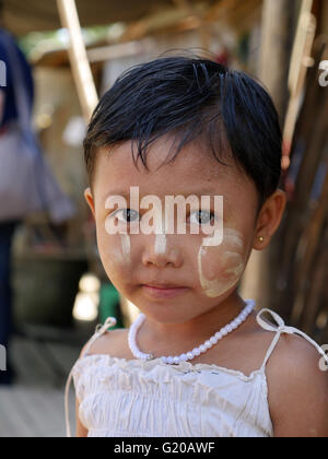 MYANMAR Hlaing Thayer, una delle baraccopoli della capitale Yangon dove le persone sono stati riposizionati dopo il 2008 Typhoon. MCHAN è attiva in questo settore con la sua comunità basata programma sanitario. Bambini locali. Foto Stock