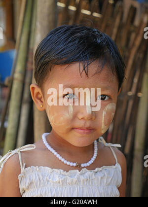 MYANMAR Hlaing Thayer, una delle baraccopoli della capitale Yangon dove le persone sono stati riposizionati dopo il 2008 Typhoon. MCHAN è attiva in questo settore con la sua comunità basata programma sanitario. Bambini locali. Foto Stock