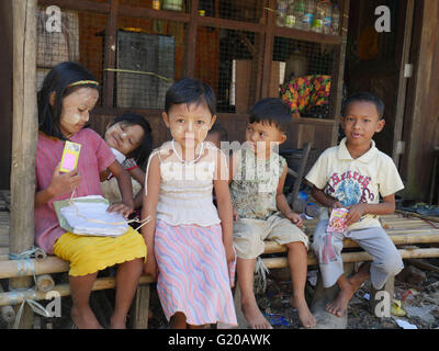 MYANMAR Hlaing Thayer, una delle baraccopoli della capitale Yangon dove le persone sono stati riposizionati dopo il 2008 Typhoon. MCHAN è attiva in questo settore con la sua comunità basata programma sanitario. Bambini locali. Foto Stock