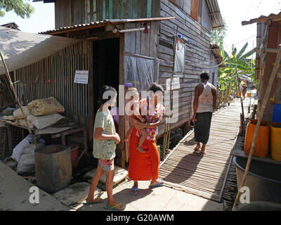 MYANMAR Hlaing Thayer, una delle baraccopoli della capitale Yangon dove le persone sono stati riposizionati dopo il 2008 Typhoon. MCHAN è attiva in questo settore con la sua comunità basata programma sanitario. Scene di strada. Foto Stock