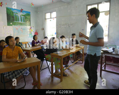 MYANMAR Santa Rita la casa di imbarco per le ragazze e i ragazzi a Maubin. I bambini provenienti da villaggi remoti, soggiorno qui in modo che possano frequentare le scuole locali. Classe insegnata da John Hlwan Koko. Foto Stock