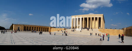 ANKARA, Turchia - 29 Febbraio 2016 : panoramica vista frontale di Anitkabir, mausoleo del leader turco Ataturk, sul luminoso cielo blu Foto Stock