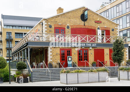 Uno sopra il nastro AIT gualchiere' pub accanto al Tamigi a Kew Bridge, Londra. Foto Stock
