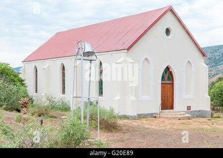 BAVIAANSKLOOF, SUD AFRICA - 6 Marzo 2016: la chiesa olandese riformata con campana a Zandvlakte nel Baviaanskloof Foto Stock