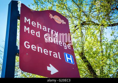 Un rosso Nashville Street segno di marca dà indicazioni al Meharry Medical College e l'Ospedale Generale di Nashville, TN Foto Stock