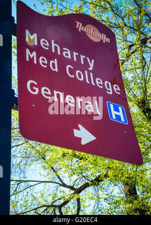 Un rosso Nashville Street segno di marca dà indicazioni al Meharry Medical College e l'Ospedale Generale di Nashville, TN Foto Stock