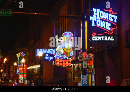 Insegne al neon si illuminano la notte su Broadway Street, il famoso quartiere per gli Honky Tonks, ristoranti e negozi di avvio a Nashville, TN Foto Stock